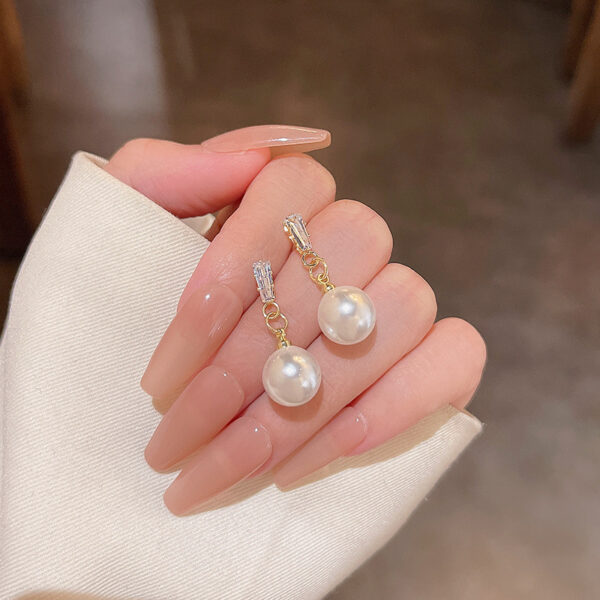 Light luxury pearl stud earrings